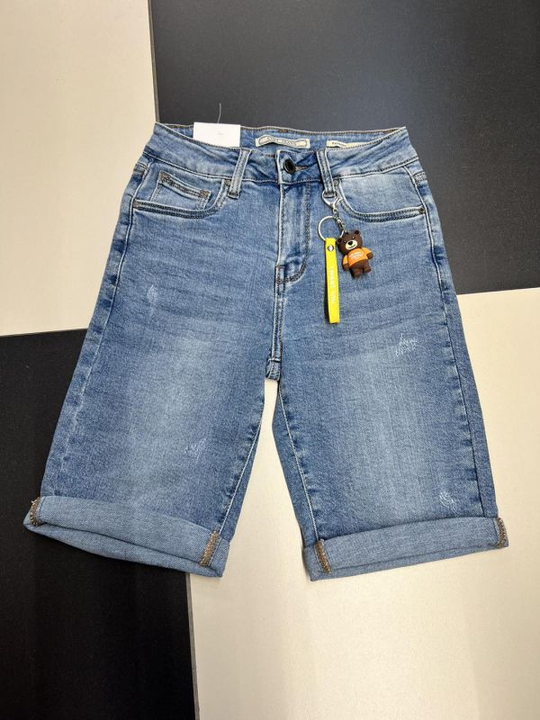 Krótkie spodenki jeansowe CUDI z brelokiem