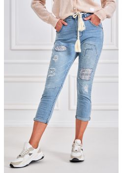Spodnie jeansy z ozdobnymi naszywaniami